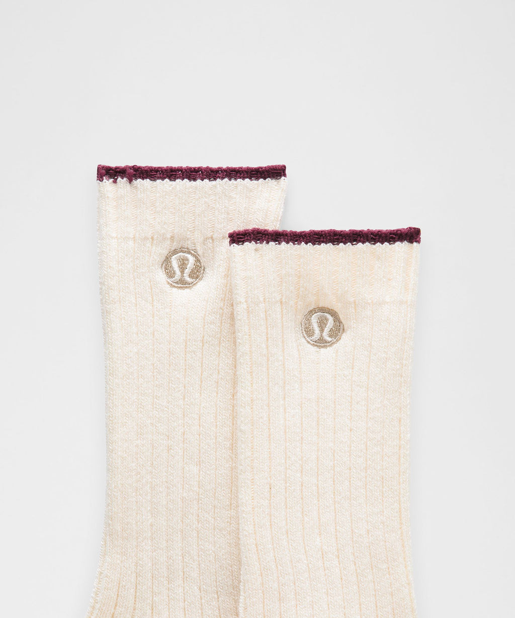 Light Ivory/Burgundy Bay